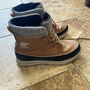 Woman’s Sorel short boots size 7.5